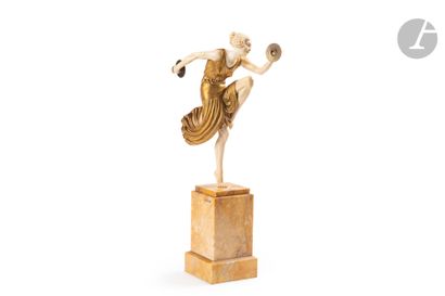 null LUCIEN ALLIOT (1877-1967)
Danseuse aux cymbales, jambe gauche levée et repliée
Sculpture...