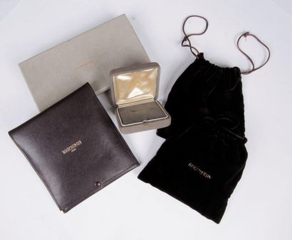 null BOUCHERONLot
including: 1 case, 1 leather pouch, 1 box and 2 velvet pouches...