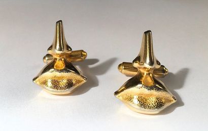 null DALI (1904-1989) (attributed to
)Pair of gilt metal "Nez-bouche" cufflinks....