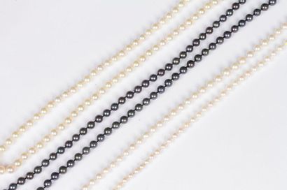 null Suite de 3 longs colliers de perles de culture blanches ou noires, l’un agrémenté...