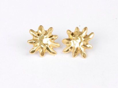null Pair of earrings in 18K (750) repoussé gold each drawing a sun. Weight: 1.9...