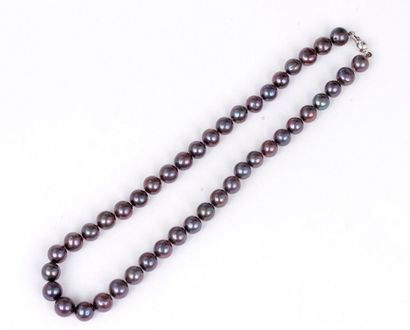 null Tahitian black cultured pearl necklace, clasp in a 18K white gold ball (750)....