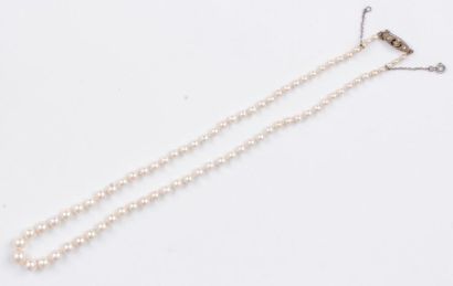 null Falling cultured pearl necklace, silver clasp. Diameter of the pearls: about...