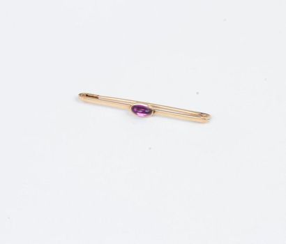 null 14K (585) gold bar brooch, decorated with a cabochon violet stone. Length: about...