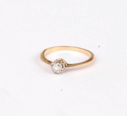 null Ring in 18K (750) gold, decorated with a round diamond. Finger size: 46. 1.7...
