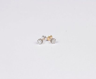 null Paire de puces d’oreilles en or 18K (750), chacune ornée d’un diamant taillé...
