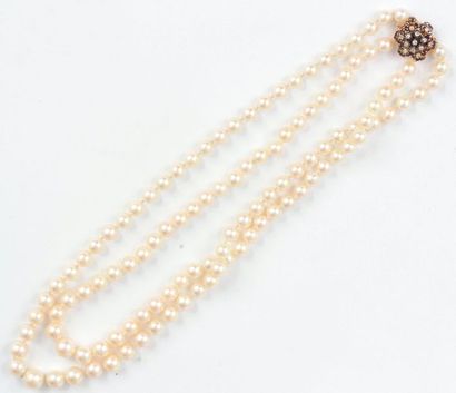 null Collier de 2 rangs de perles de culture en chute, fermoir fleur en or 18K (750),...