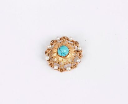 null Broche-pendentif en or 18K (750) ornée de perles de culture, centrée d’une turquoise...