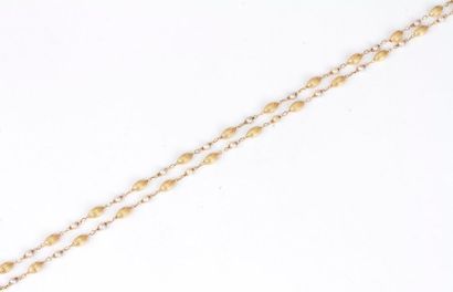 null Long collier orné de perles de culture et de perles oblongues d’or 18K (750)...