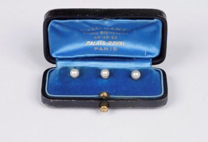 null Suite de 3 boutons de plastron en or 18K (750), chacun orné d’une petite perle....