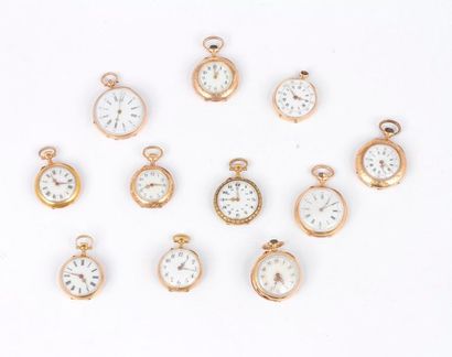 null Lot composé d’un ensemble de 11 montres de col en or jaune 18K (750), vendues...