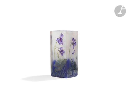 null DAUM NANCY
Violettes
Vase de section quadrangulaire. Épreuve en verre au décor...