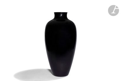 null VENINI ITALIA
Sans titre, 1984
Vase en verre soufflé noir dans la masse. Marqué...