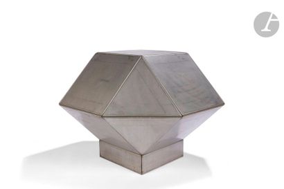 null MOMCILO MILOVANOVIC (1921-2013)
Polyèdre
Sculpture. Tôle d’acier. 146 x 122 x 122 cm

Important :
Un...
