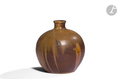 null JEAN-JOSEPH CARRIÈS (1855-1894)
Vase à col soliflore. Épreuve en grès émaillé...