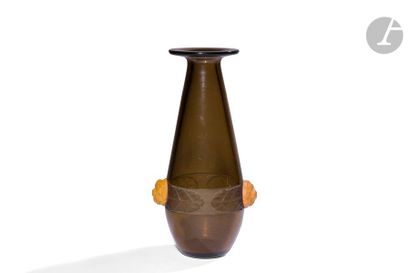 null CHARLES SCHNEIDER (1881-1953) 
Guirlande, circa 1925
Haut vase piriforme à large...