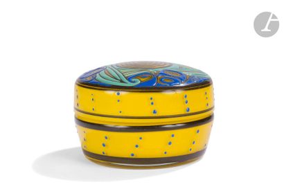 null ANDRÉ DELATTE (1887-1953) IN NANCY 
Stylized
 flowersCircular
 candy box
. 

Glass...