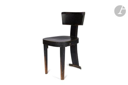 null FISCHEL (WISSEMBOURG)
Chaise moderniste tripode. Épreuve en bois étuvé et noirci....