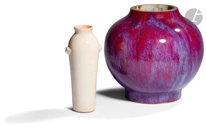 CHINE - XIXe siècle Deux vases en porcelaine,...