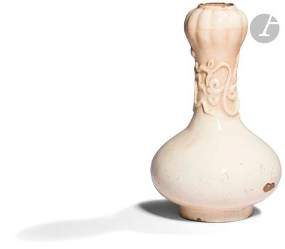 null CHINE - XIXe siècle
Un vase gousse d’ail et une petite verseuse ronde en grès...