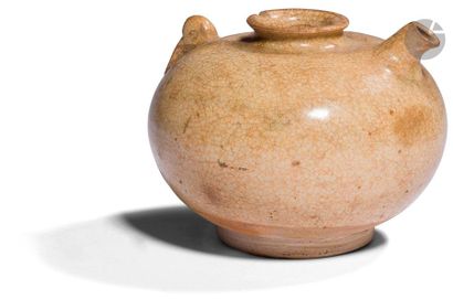 null CHINE - XIXe siècle
Un vase gousse d’ail et une petite verseuse ronde en grès...