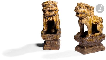 null CHINA - XIXth centuryPair of
statuettes of chimera forming incense holders,...