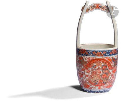 null CHINA - XIXth centuryBlue
enamelled porcelain basket under a cover of flowered...