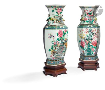 null CHINE - XIXe siècle
Paire de vases de forme balustre octogonale en porcelaine...