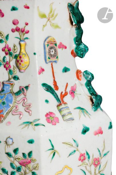 null CHINE - XIXe siècle
Vase balustre à pans coupés en porcelaine émaillée polychrome...