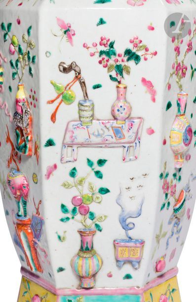 null CHINE - XIXe siècle
Vase balustre à pans coupés en porcelaine émaillée polychrome...
