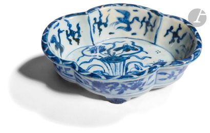 null CHINE et VIETNAM - XIXe siècle
Ensemble en porcelaine bleu blanc comprenant...