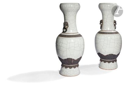 null CHINE, Nankin - XIXe siècle
Paire de vases en porcelaine craquelée et grès,...