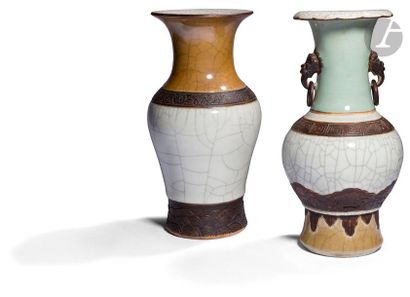 null CHINE, Nankin - XIXe siècle
Deux vases balustres en porcelaine craquelée blanche...