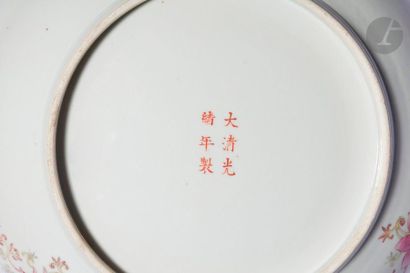 null CHINE - Époque GUANGXU (1875 - 1908)
Plat rond en porcelaine émaillée polychrome...