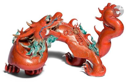 null CHINE - Début XXe siècle
Statuette en porcelaine émaillée en rouge de fer, vert...