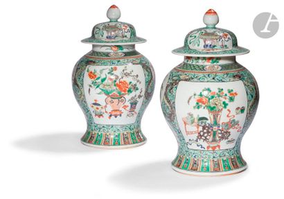 null CHINE - Début XXe siècle
Paire de potiches couvertes en porcelaine décorée en...