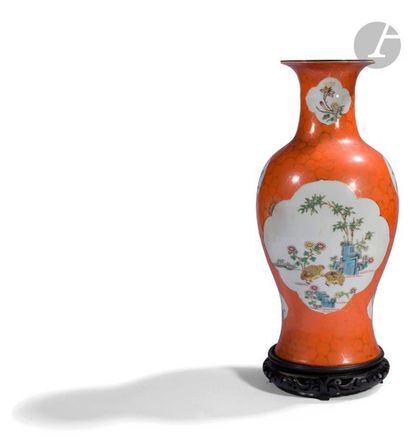 null CHINE - Début XXe siècle
Vase balustre en porcelaine émaillée polychrome à décor...
