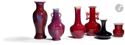 null CHINE - XXe siècle
Ensemble de quatre vases et un petit zhadou en porcelaine...