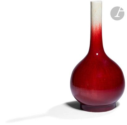 null CHINE - XXe siècle
Vase bouteille en porcelaine émaillée sang de bœuf. (Éclats...