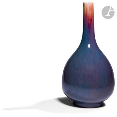 null CHINE - XXe siècle
Vase bouteille en porcelaine émaillée en violet bleuté. (Restauration...