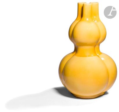 null CHINE - XXe siècle
Vase double gourde à triple cols en porcelaine émaillée jaune....