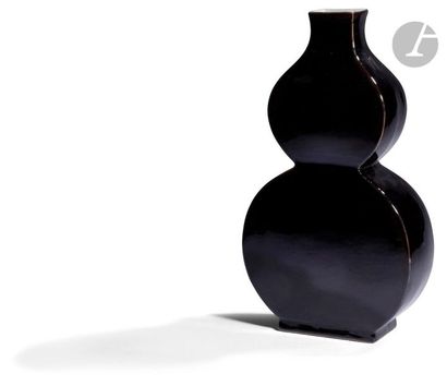 null CHINE - XXe siècle
Vase double gourde aplati en porcelaine émaillée noir. 
H....