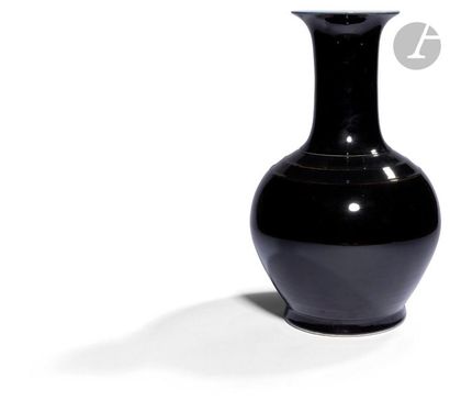 null CHINA - 20th
centuryBlack enamelled porcelain
vase
with low belly. Apocryphal...