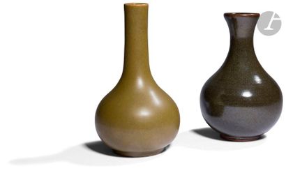 null CHINA - 20th centuryTwo
porcelain vases enamelled tea powder, one bottle-shaped...