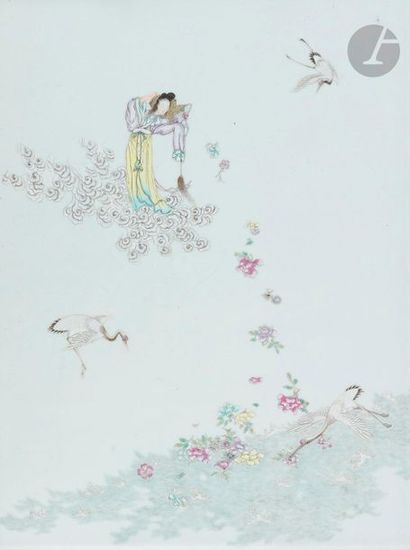 null CHINE - XXe siècle
Plaque en porcelaine à décor émaillé polychrome d’une jeune...