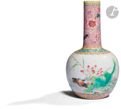 null CHINE - XXe siècle
Vase en porcelaine émaillée polychrome dans le style de la...