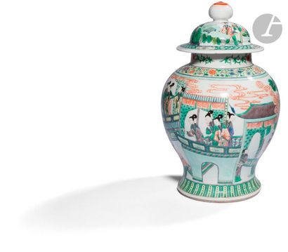 null CHINE - XXe siècle
Potiche couverte balustre en porcelaine émaillée polychrome...