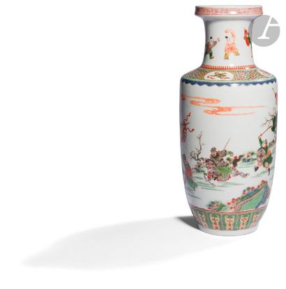 null CHINE - XXe siècle
Vase rouleau à décor émaillé polychrome dans le style de...