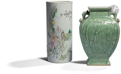 null CHINE - XXe siècle
Vase balustre aplati en porcelaine émaillée céladon à décor...