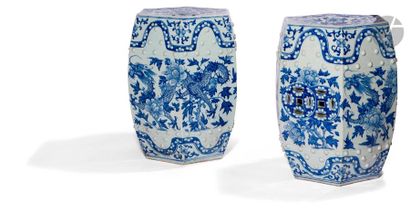 null CHINE - XXe siècle
Paire de tabourets en porcelaine, à décor émaillé en bleu...